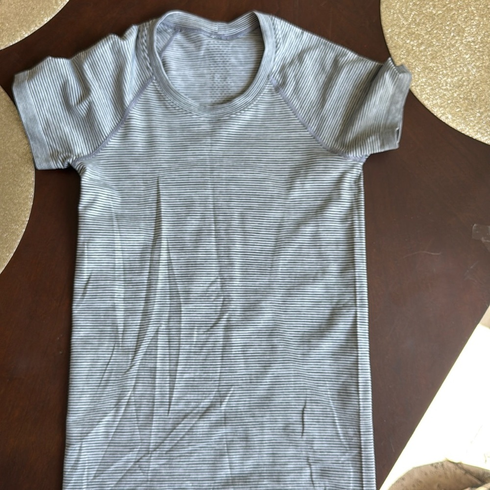 Women’s lululemon shirt